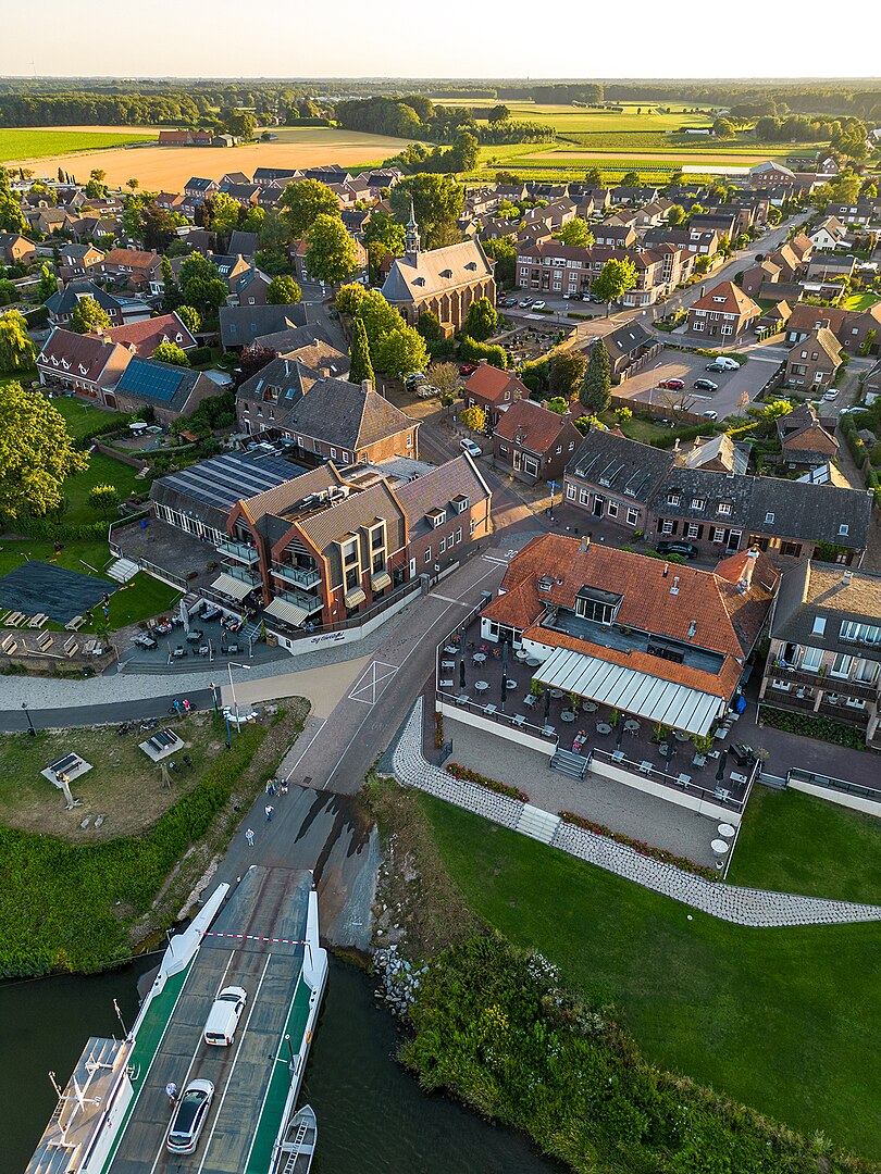 Luchtfoto van Broekhuizen aan de Maas
